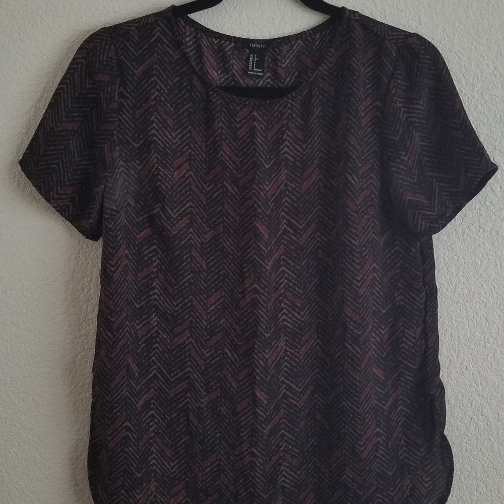 Black/mauve zig-zag printed short-sleeve top